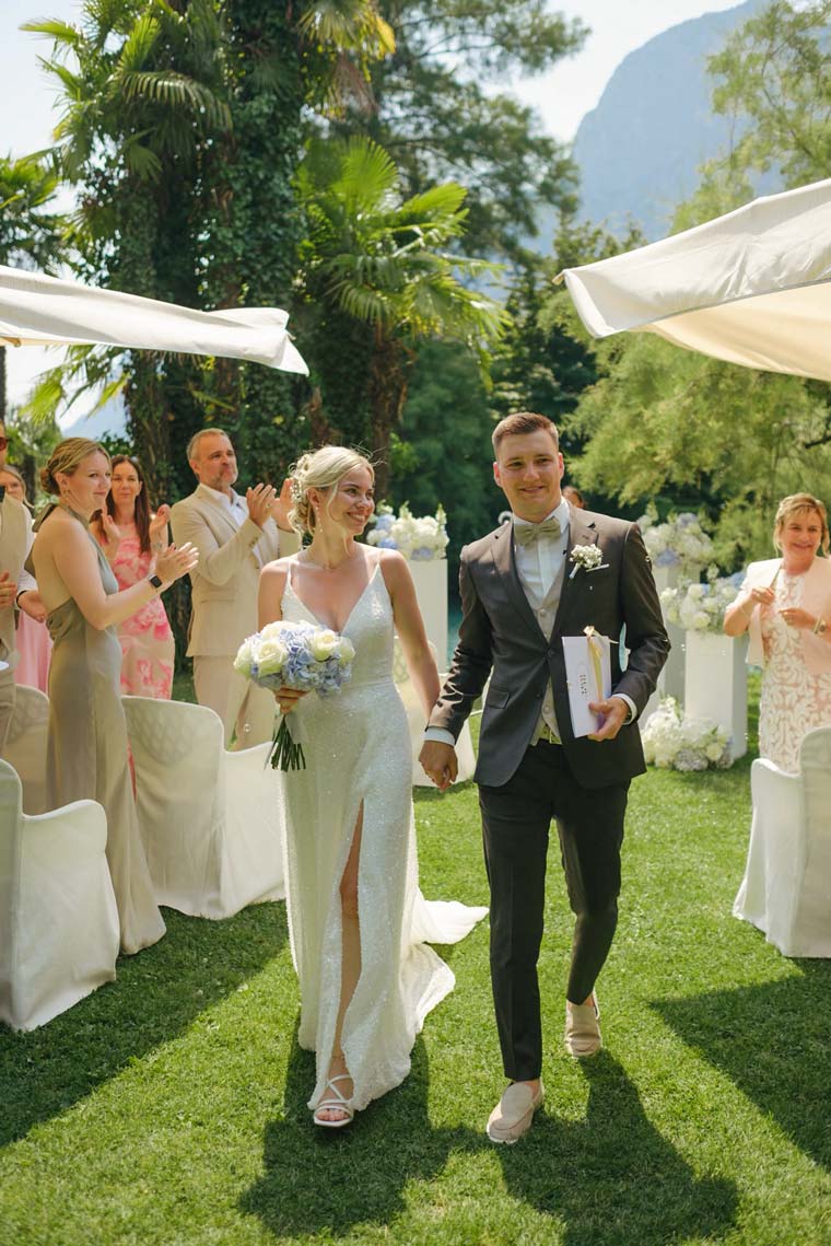 Hochzeitspaar nach der Trauung am Gardasee