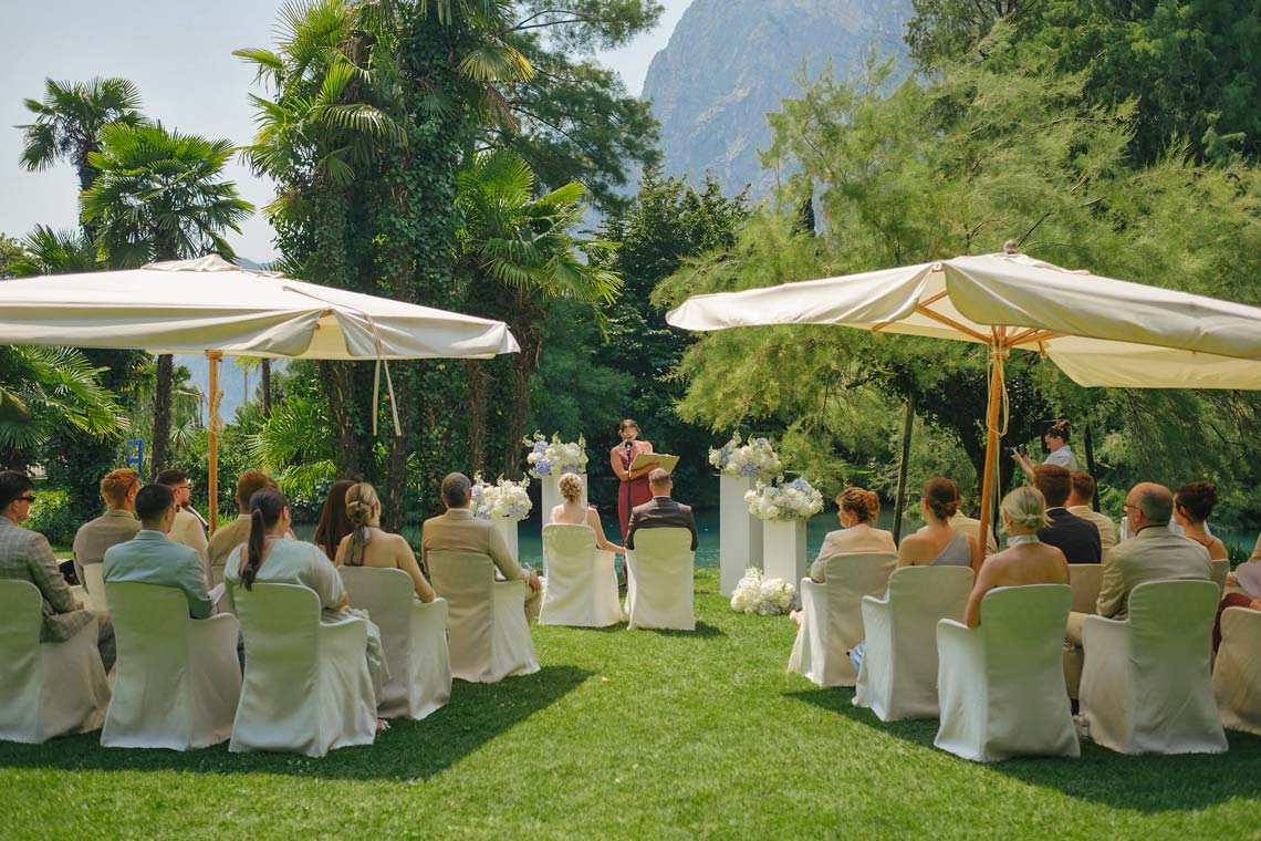 Hochzeitspaar nach der Trauung am Gardasee